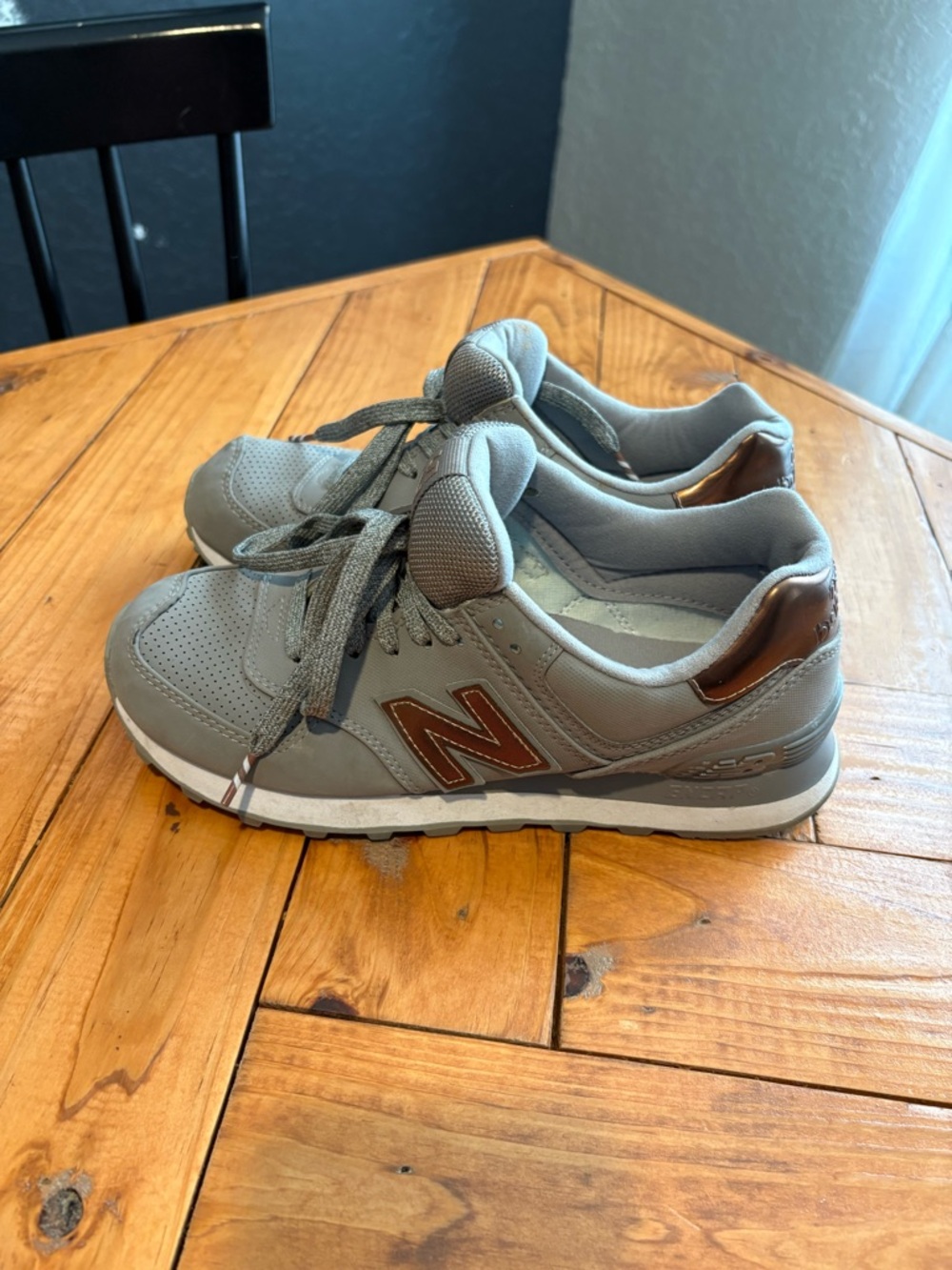 New Balance 574 Sneakers Women’s Size 8 Gray & Rose Gold Classic Running Shoes